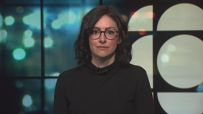 Sabrina Kouider regarde l'objectif de façon sérieuse. 