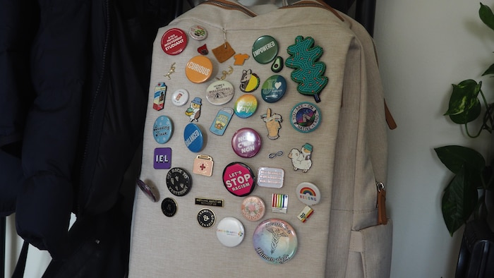 Un sac avec des épinglettes multicolores.