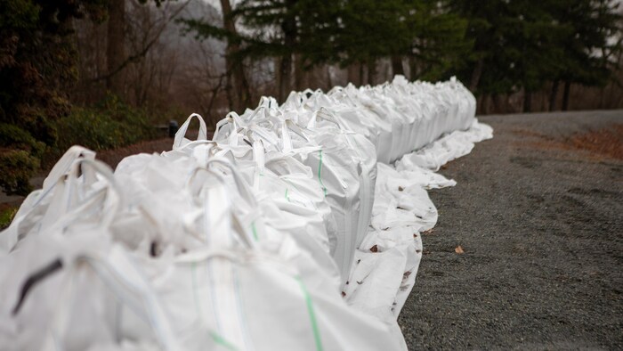 Des sables de sable pour freiner des inondations à Abbotsford, en Colombie-Britannique, le 18 décembre 2025.