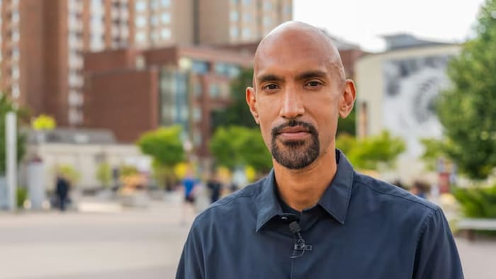 Sachin Maharaj devant l'Université d'Ottawa.