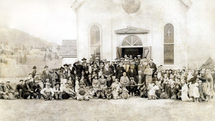 Un grupo de personas posa delante de la iglesia en una foto de archivo.