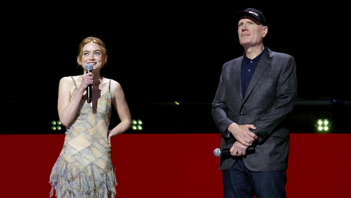 Sadie Sink et Kevin Feige sur scène.