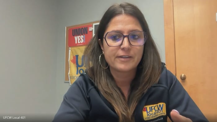 Une femme dans une pièce de local syndical lors d'un entretien sur Google Meet.