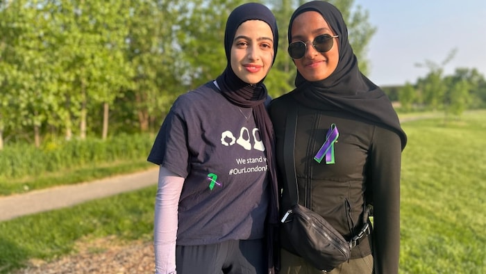 Safiyah Lawendy et Hooriya Ansari debout l'une à côté de l'autre.