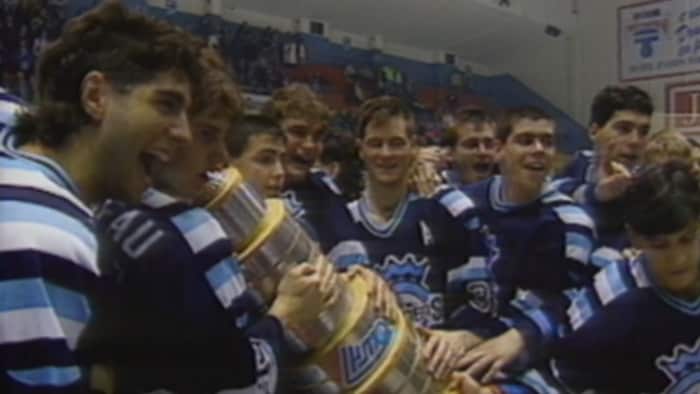 Des joueurs des Saguenéens de Chicoutimi avec le trophée.