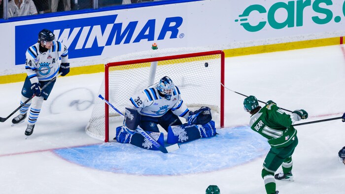 Un tir sur le poteau d'un joueur des Silvertips contre les Saguenéens.