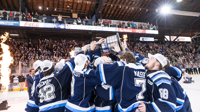 Des joueurs de hockey célèbrent.