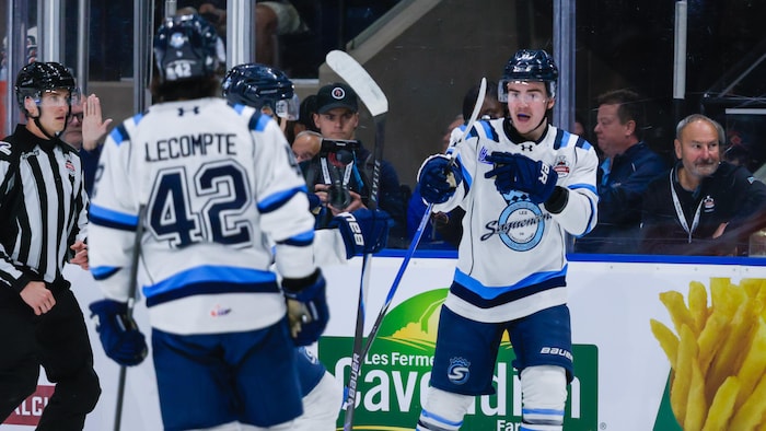 Des joueurs de hockey célèbrent à la Coupe Memorial.