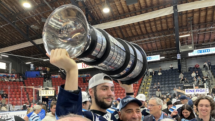 Un joueur de hockey qui soulève un trophée. 