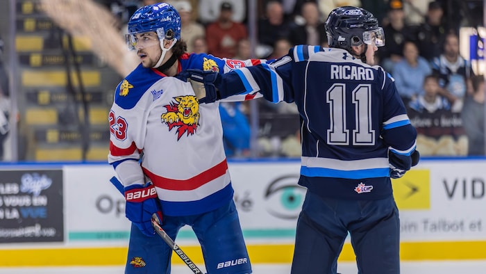 Riley Sampson et Émile Ricard ont eu maille à partir pendant la rencontre. Les deux joueurs se tiennent le chandail.
