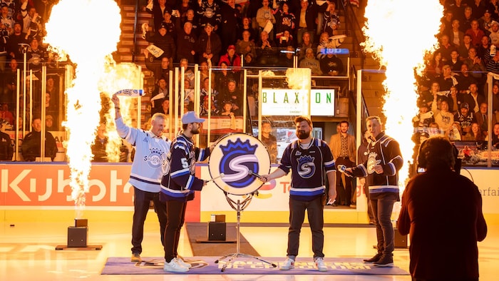 Les anciens Sags Félix Potvin, Frédéric Allard et Marc Denis ont enflammé la foule avant le match.