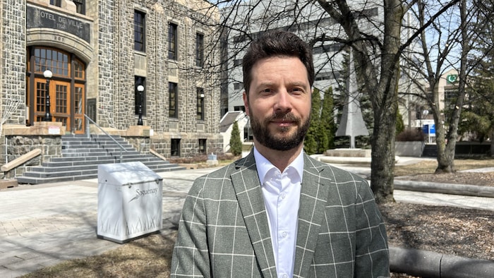 Dominic Arseneau pose devant l'hôtel de ville.