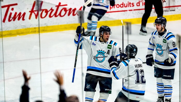 Un joueur de hockey qui célèbre son but.
