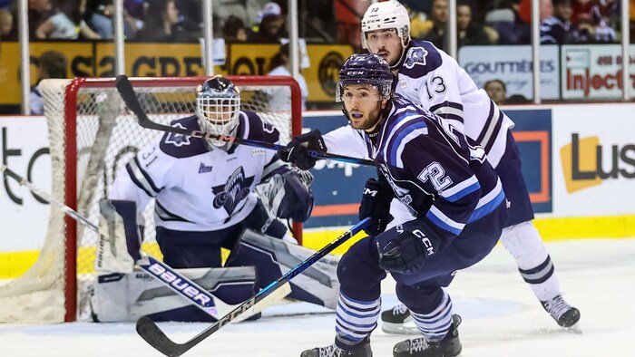 Des joueurs sur la glace.