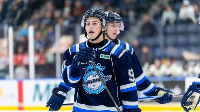 Un joueur de hockey.