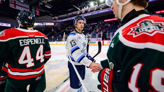 La poignée de mains après la série entre les Sags et les Mooseheads. 