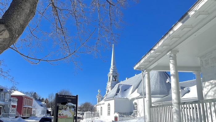 Le cœur du village de Saint-Antoine-de-Tilly avec l'église en hiver.