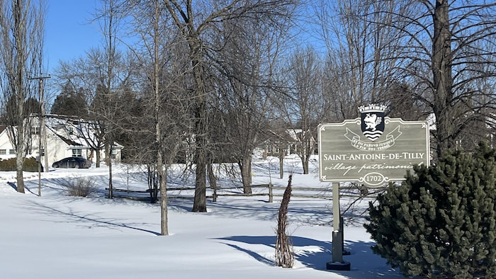 L'enseigne de la municipalité de Saint-Antoine-de-Tilly en hiver.