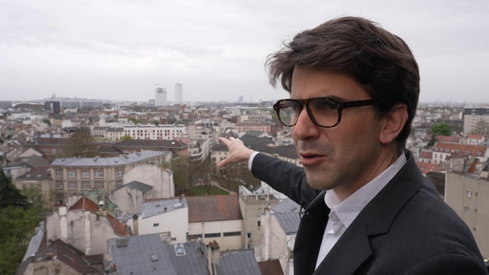Mathieu Hanotin montre sa ville d'un point de vue élevé.