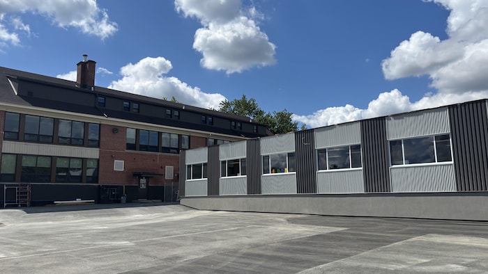 Les classes modulaires de l'école Saint-Esprit de l'extérieur