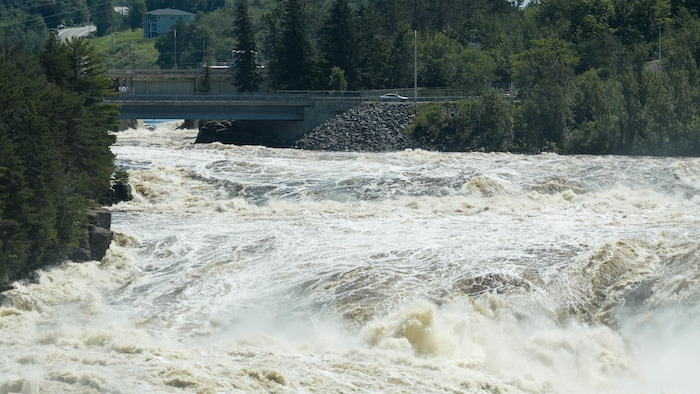 Le courant de la rivière Saint-Maurice, à Shawinigan.