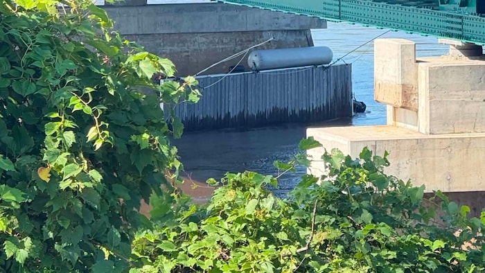 Un quai immobilisé après s'être retrouvé à la dérive.