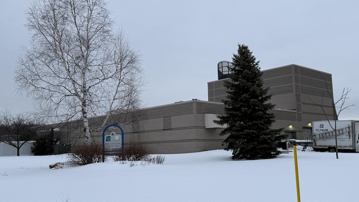 Le bâtiment de l'usine de traitement des eaux usées en hiver.