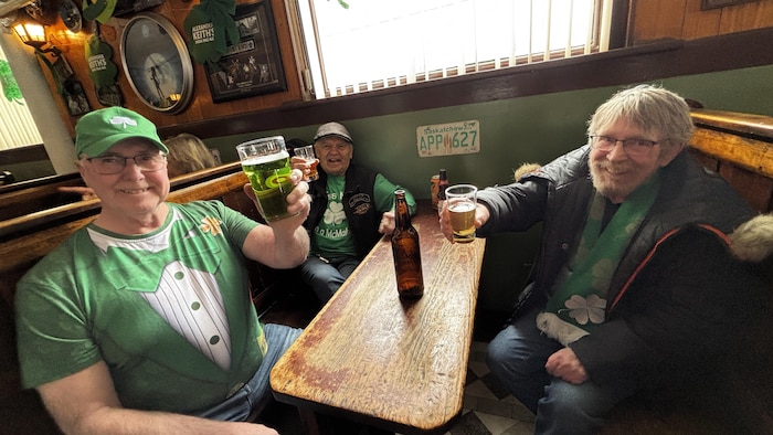 Plusieurs sont vêtus de vert. 