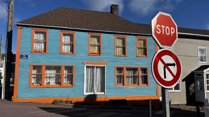 Une maison colorée située à Saint-Pierre dans l'archipel de Saint-Pierre-et-Miquelon.