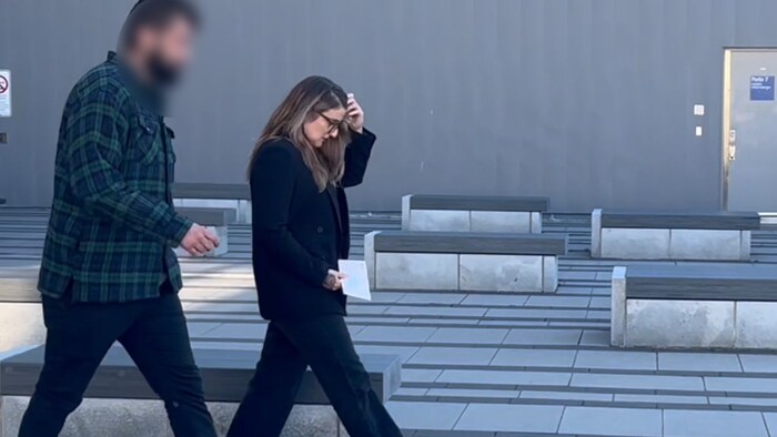 Fanny Beaulieu St-Laurent marche sur le parvis du palais de justice de Rimouski.