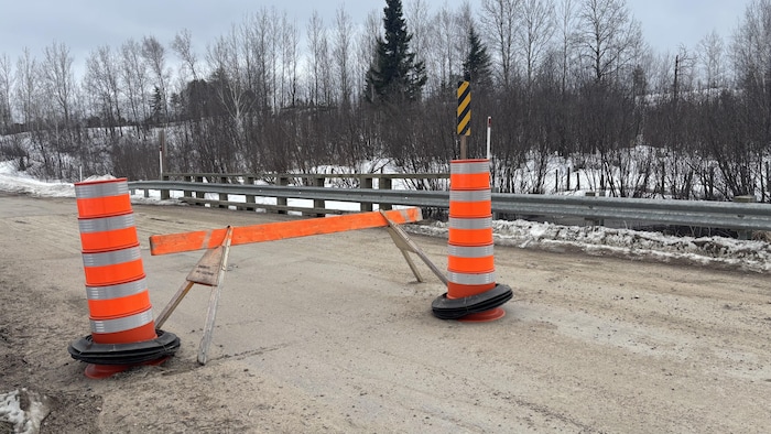 Des cônes qui bloquent une route. 