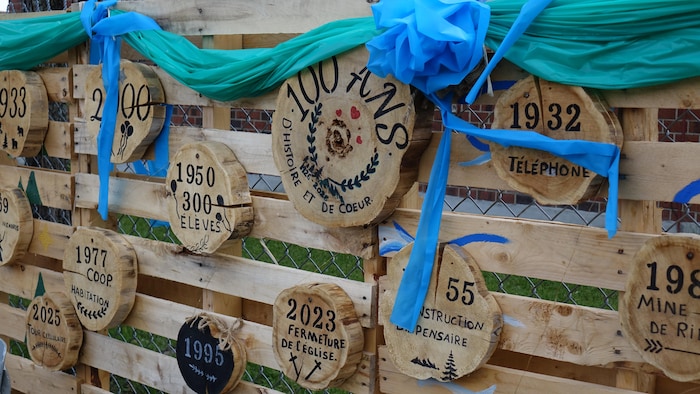 Rondelles de bois avec des dates marquantes.