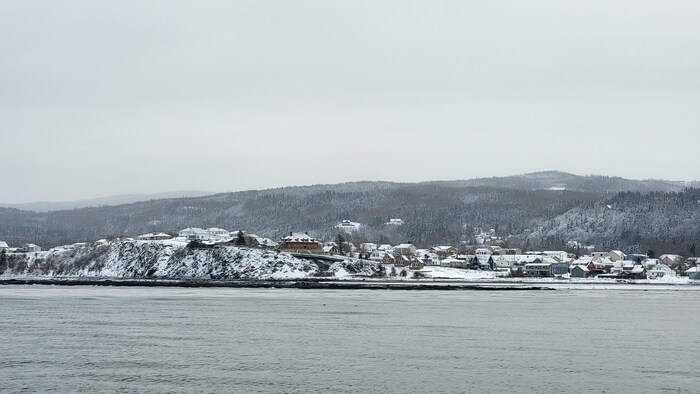 Le village de Sainte-Anne-des-Monts en Gaspésie et le fleuve l'hiver.