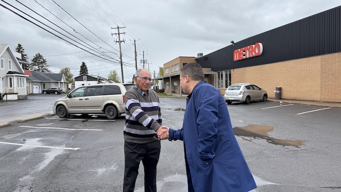 À gauche, Jean-Claude Dubuc, copropriétaire du Metro de Sainte-Croix, et à droite, Stéphane Dion, maire de la municipalité.