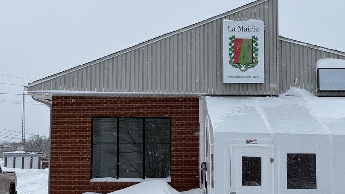 La mairie du village de Sainte-Félicité en hiver