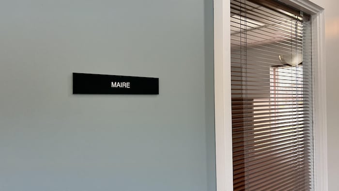 La porte du bureau de la mairesse.