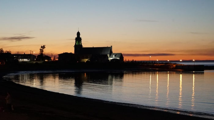 Le soleil se couche sur la promenade située au bord du fleuve à Sainte-Luce.