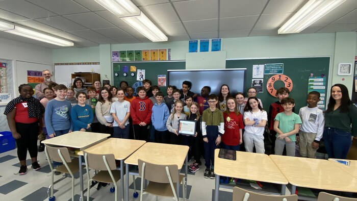 Une classe d'enfants.