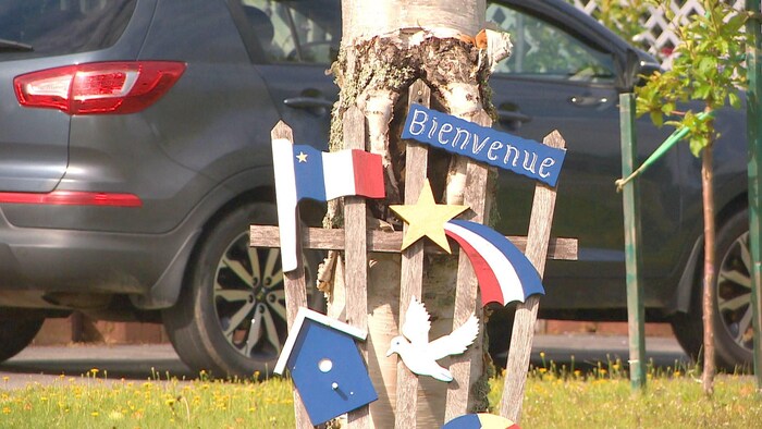 Une décoration aux couleurs de l'Acadie sur le terrain d'une résidence.