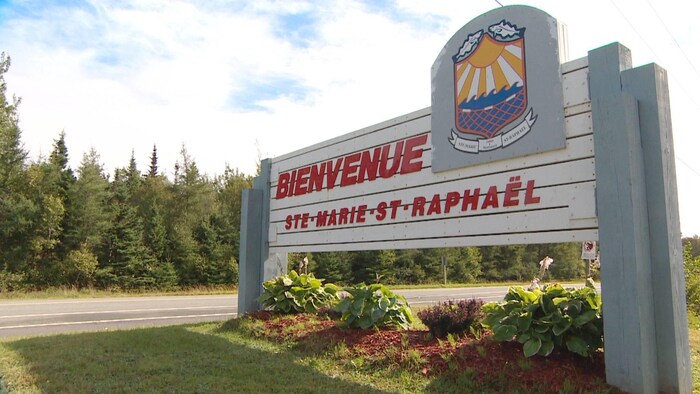 L'enseigne de Sainte-Marie-Saint-Raphaël à l'entrée du village, par une belle journée d'été ensoleillée.