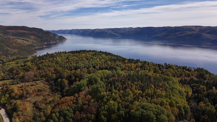 Sainte-Rose-du-Nord et le fjord du Saguenay vus des airs.