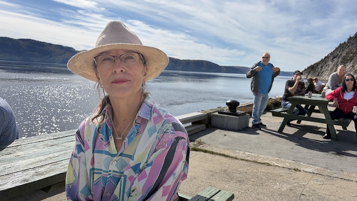 Une femme sur le quai de Sainte-Rose-du-Nord.