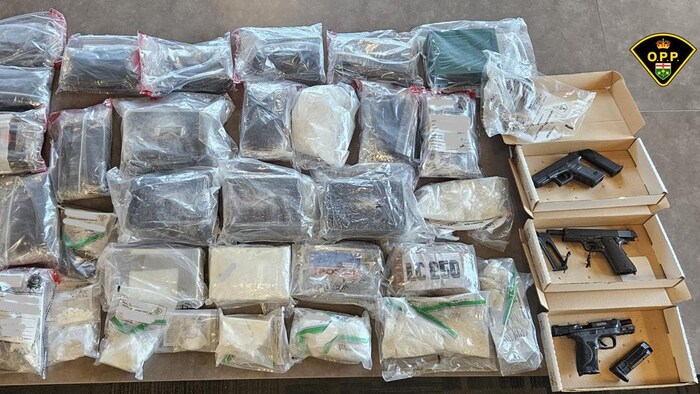Des paquets de drogue et des armes saisies par le corps policier.