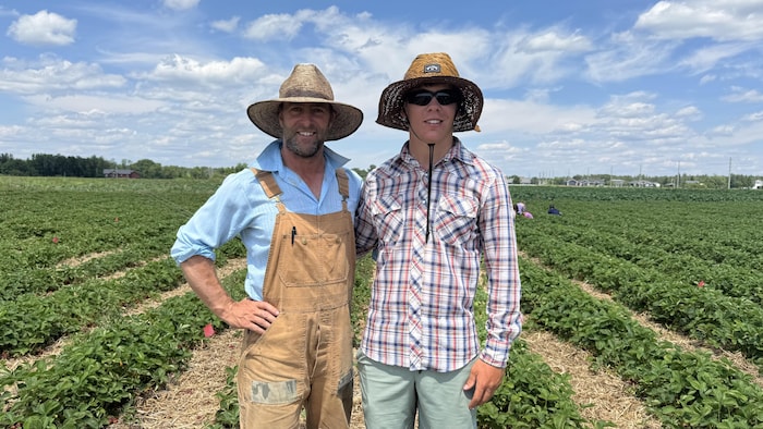 Mitch Deschatelets(à gauche), gérant de Leisure Farms et son fils.