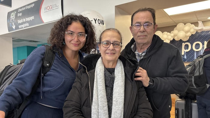 Alandra Al-Salem, Wafa Sweden et Munem Al-Salem à l’aéroport de Windsor.