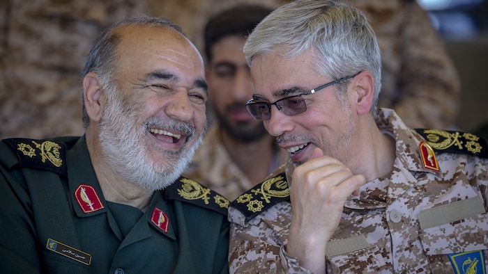 Les généraux Mohammad Bagheri (à droite) Hossein Salami (à gauche).