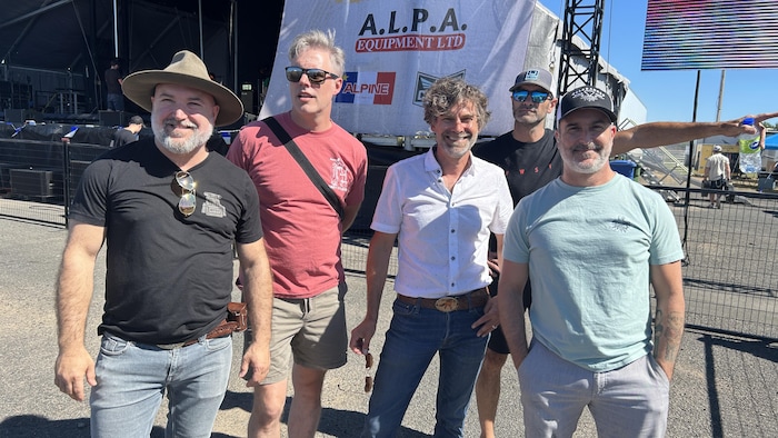 Les membres du groupe Salebarbes à côté de la scène. 