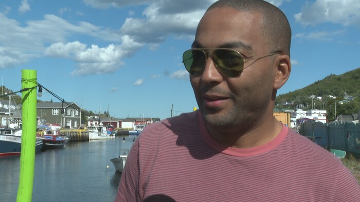 Hicham Salem interviewé sur un quai.