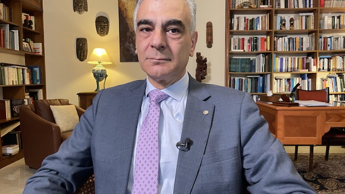 Un homme assis dans un bureau.