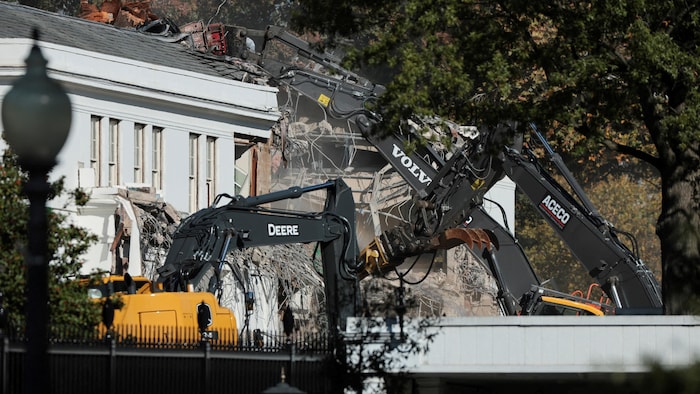 Les travaux de démolition se poursuivent dans une partie de l'aile Est de la Maison-Blanche, à Washington.